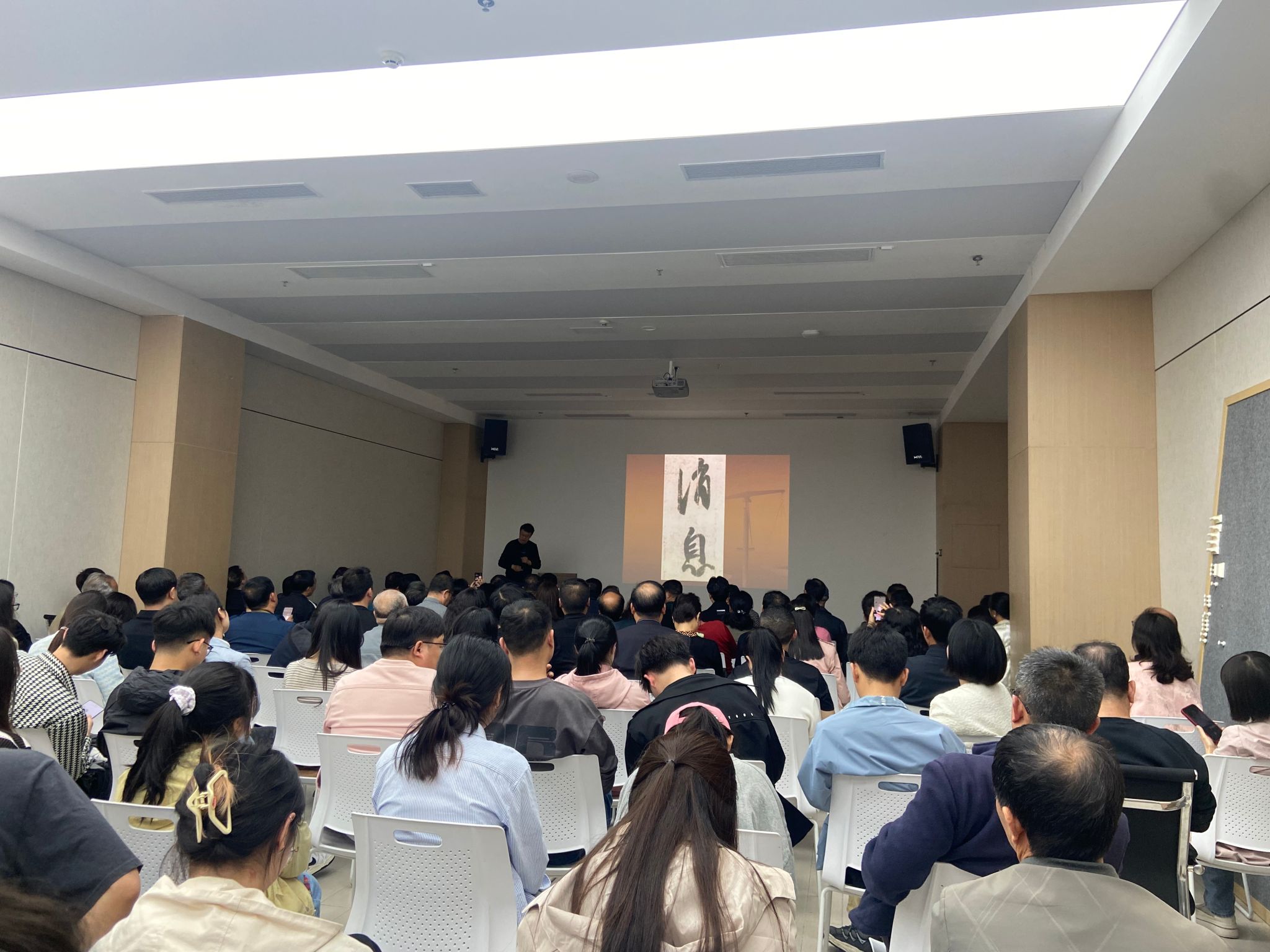 美术学专业师生到美术馆开展外出实践教学活动
